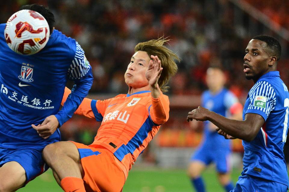 杏彩体育链接-参赛队员全情投入，争胜拼搏(参赛队员全情投入,争胜拼搏的句子)