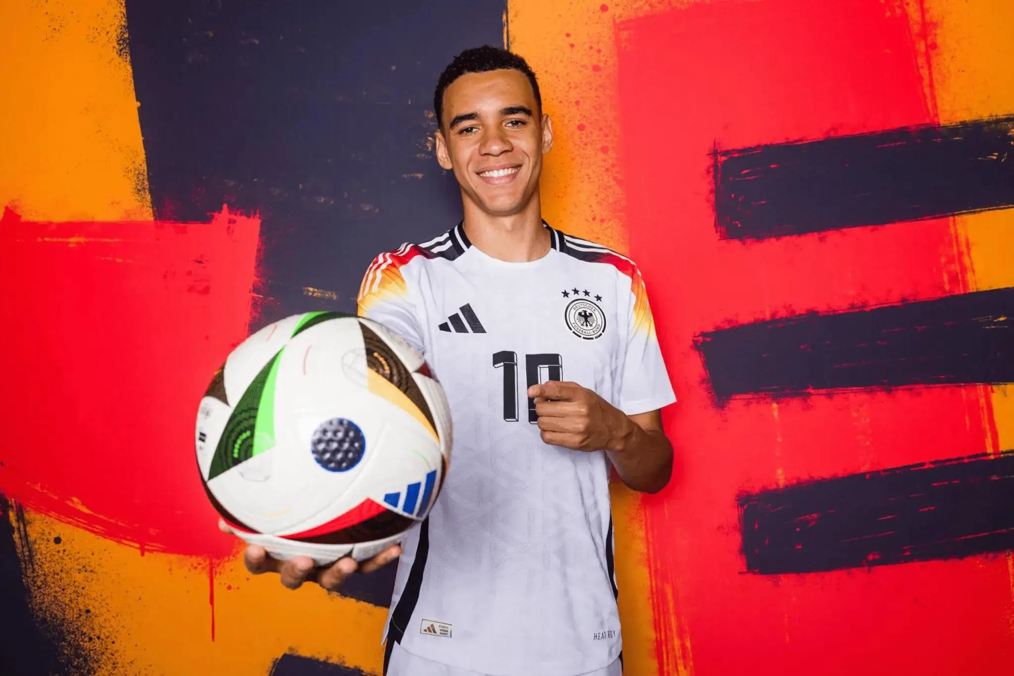 关注比赛战况球员表现亮眼(关注比赛战况球员表现亮眼的句子)