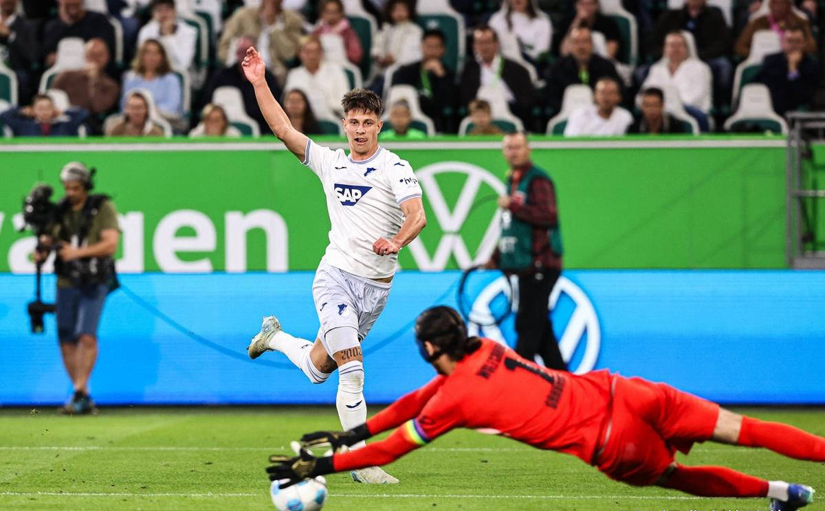 包含沃尔夫斯堡遭遇失败，保级前景堪忧的词条