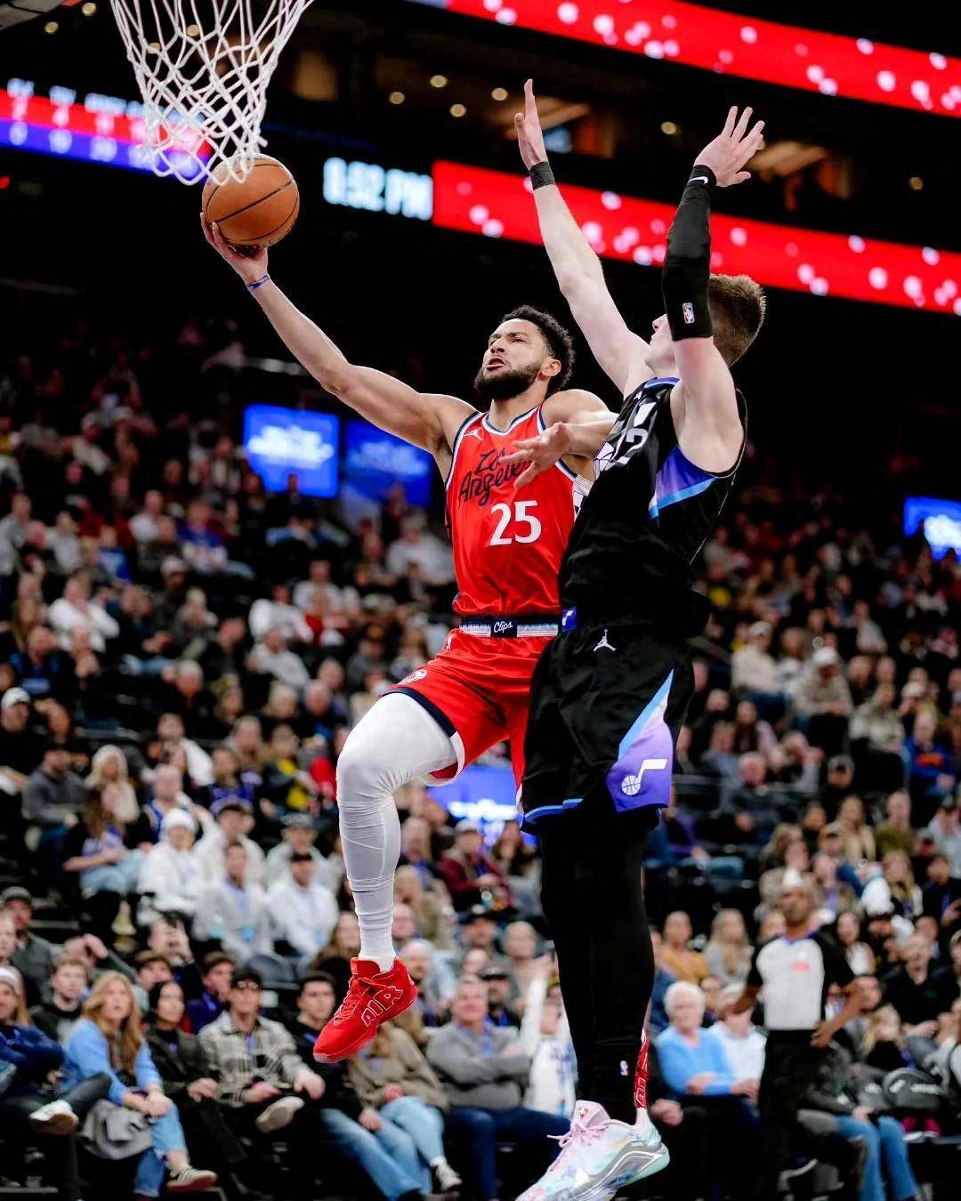 包含爵士全队出色发挥，完胜对手继续豪取战绩的词条