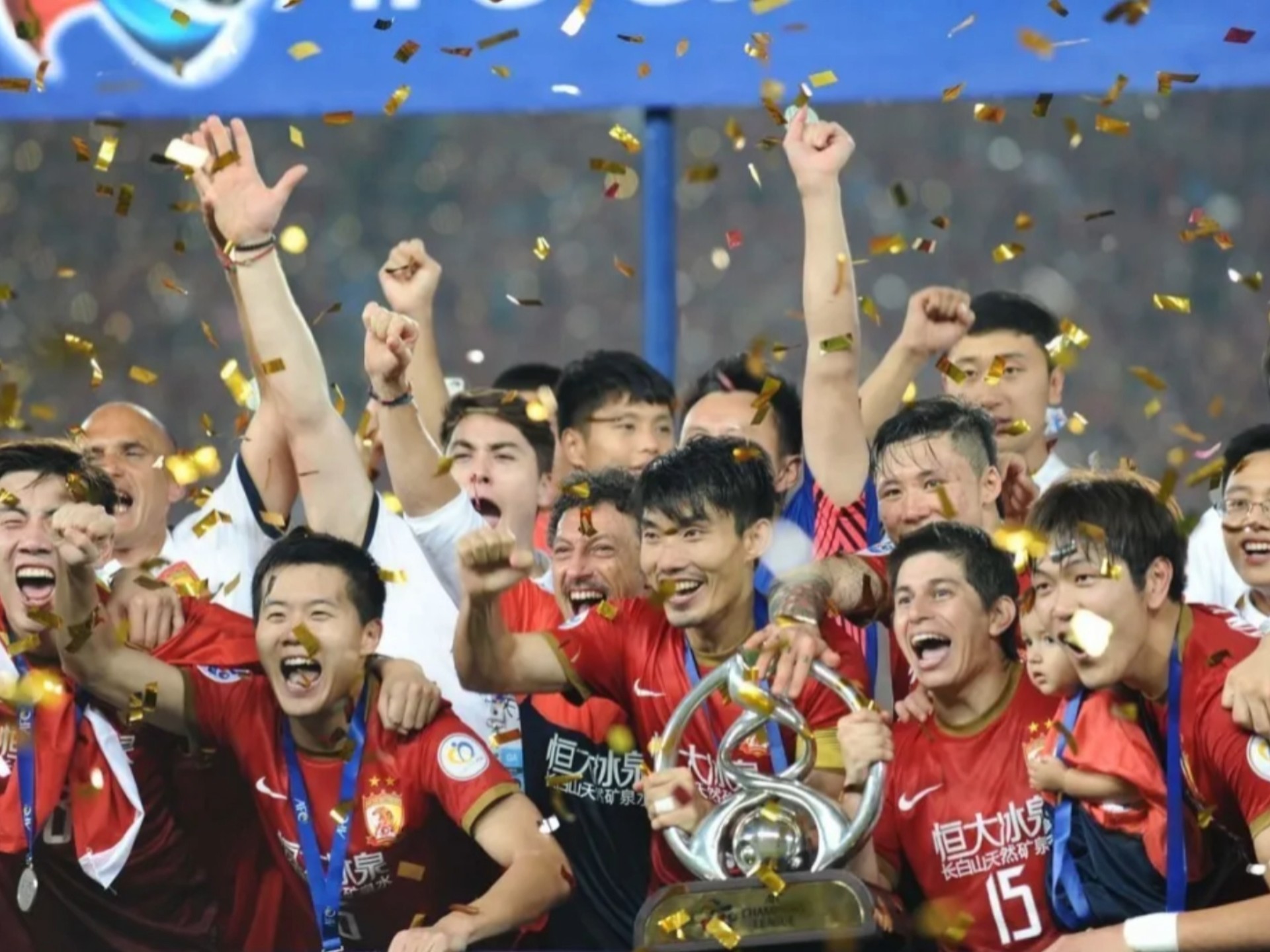 包含在广州队赛场上演亚冠，碾压，引发观众齐声高喊的词条