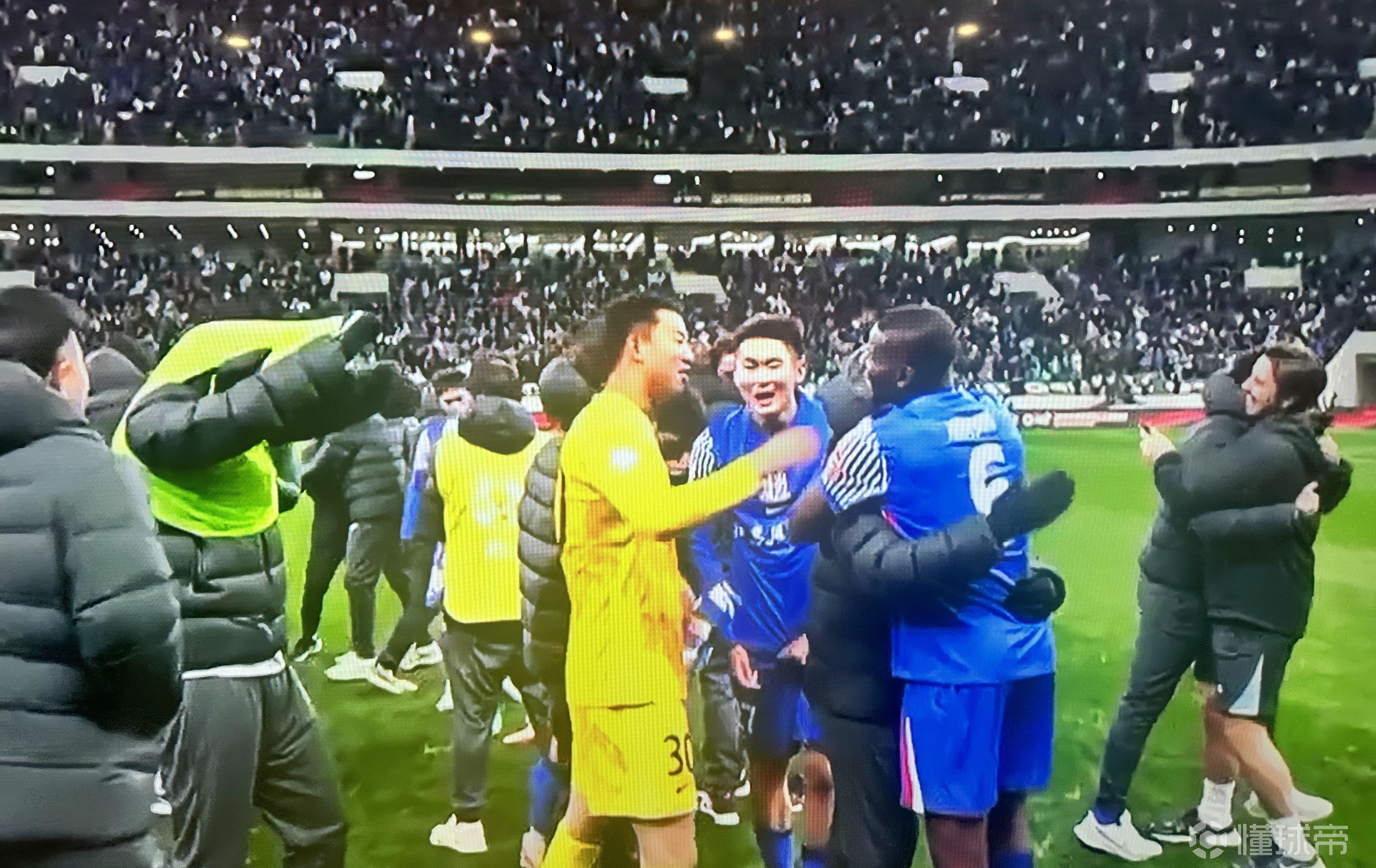 杏彩体育链接-包含球队赢得关键胜利，晋级下一轮比赛的词条