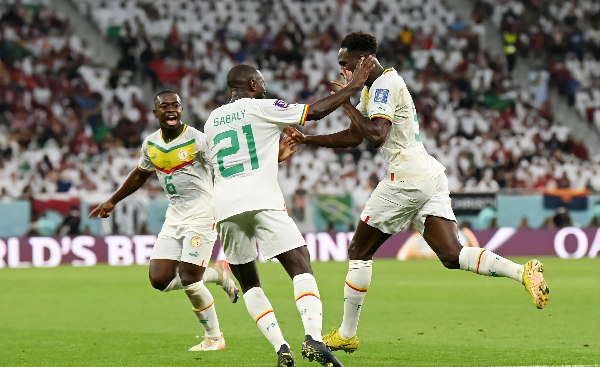 柏太阳神队员奋力拼搏，最终赢得了比赛的胜利的简单介绍