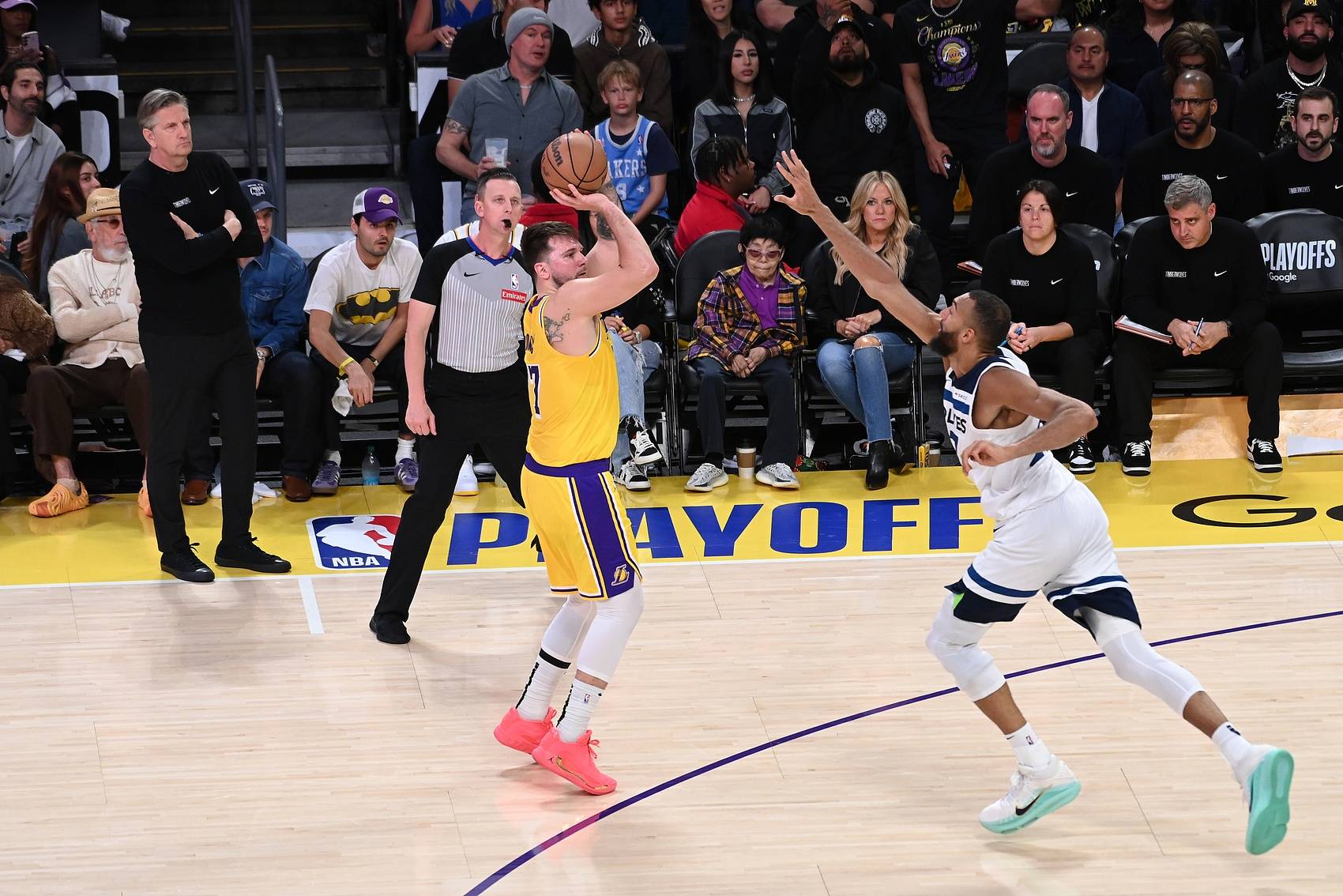 开拓者主场大胜湖人，豪取胜利