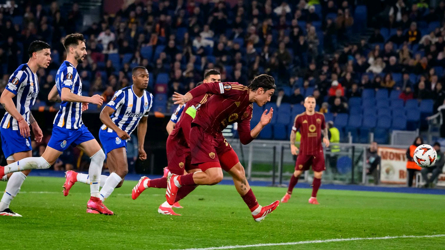 罗马队在比赛中展现出色，战胜对手晋级