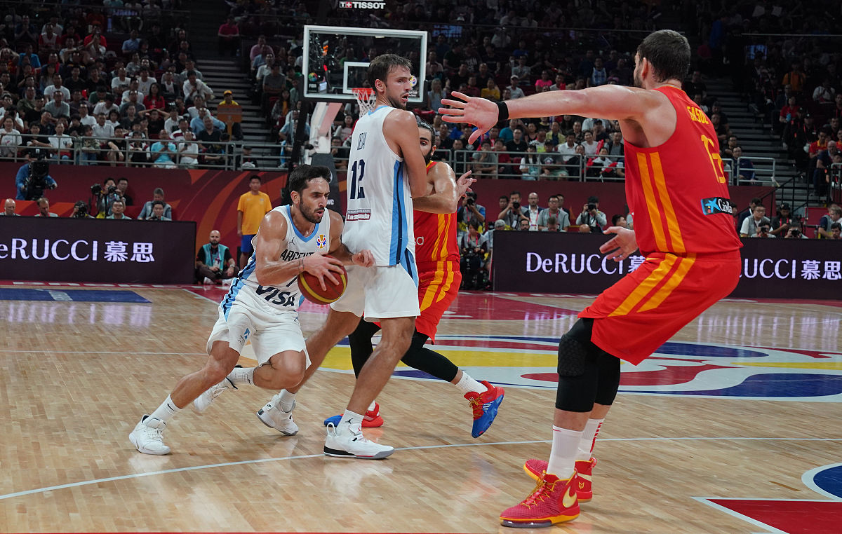 杏彩体育网站-雄鹿力克老鹰，字母哥全面发挥成为全场焦点的简单介绍