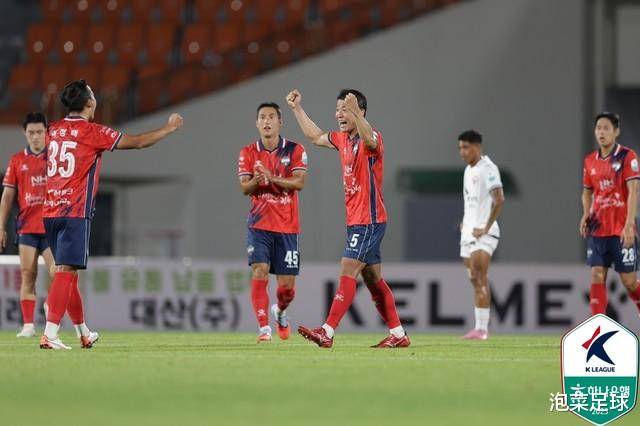 杏彩体育在线登录-红队豪取连胜，篮球联赛势不可挡的简单介绍