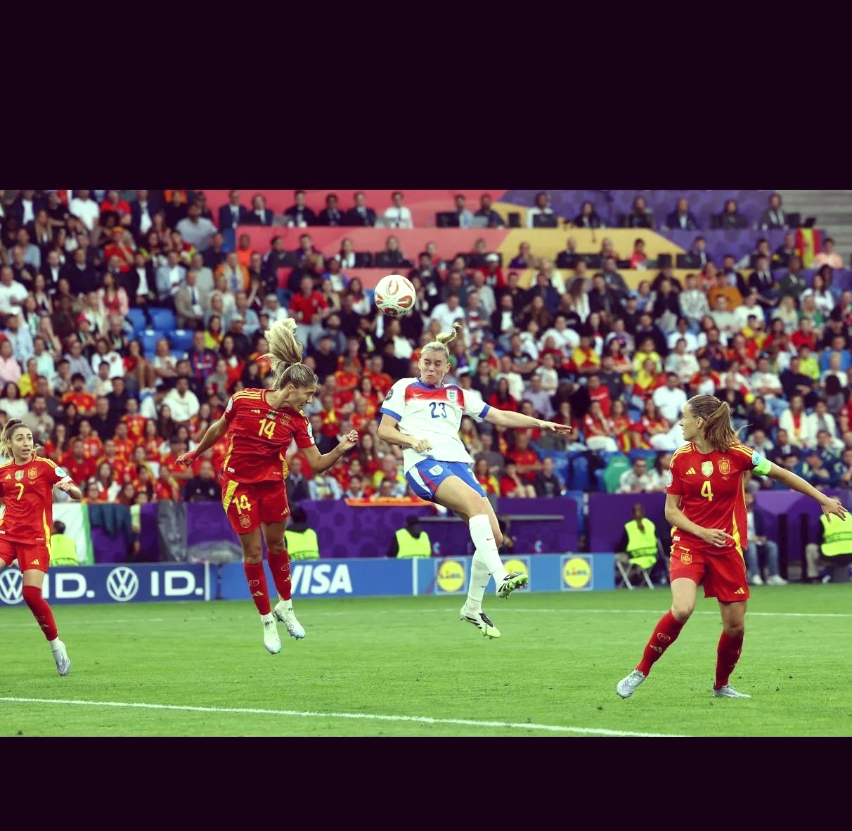 英格兰女足表现出色，闯入决赛