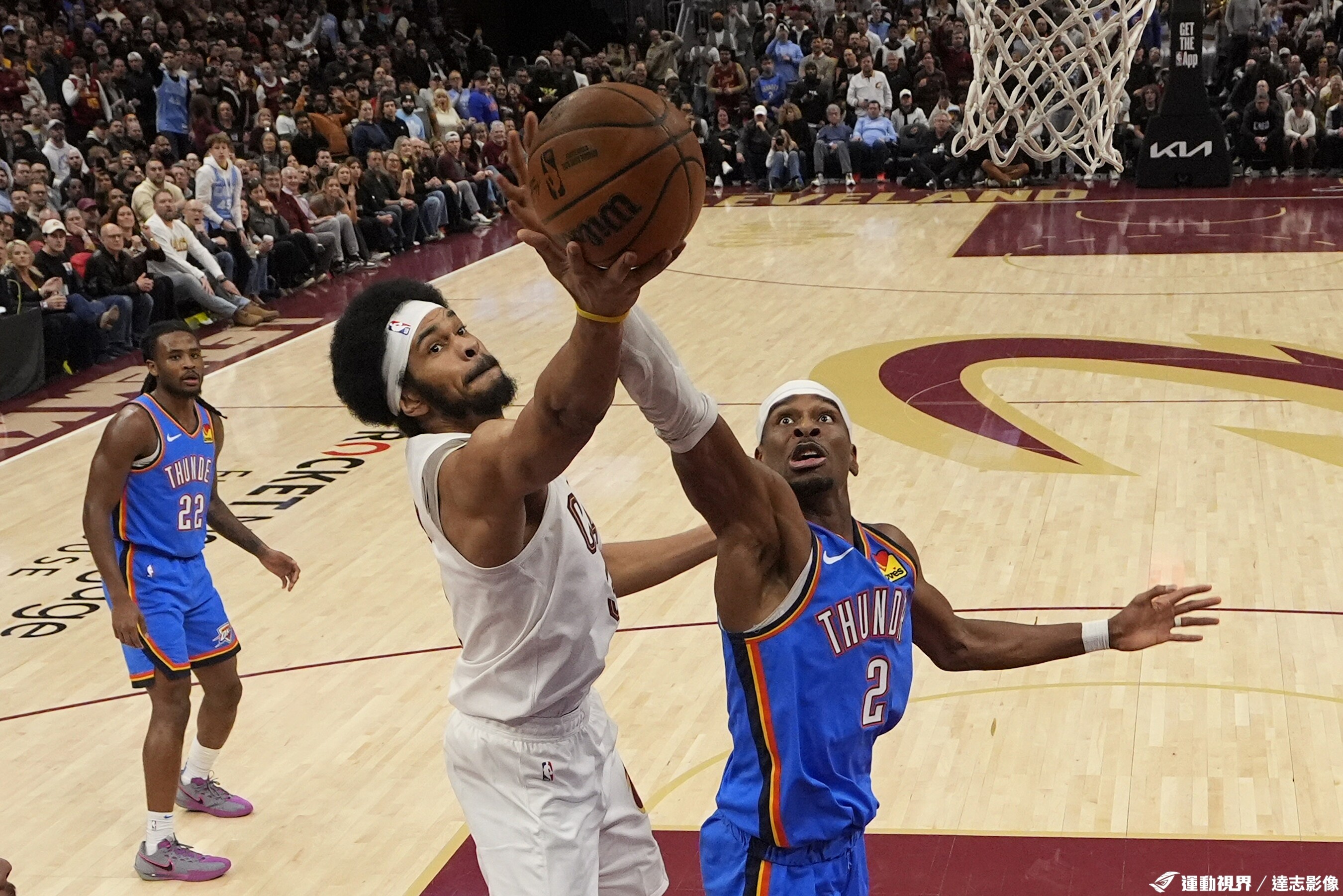 顶级篮球对决带来了多个惊人瞬间，精彩纷呈