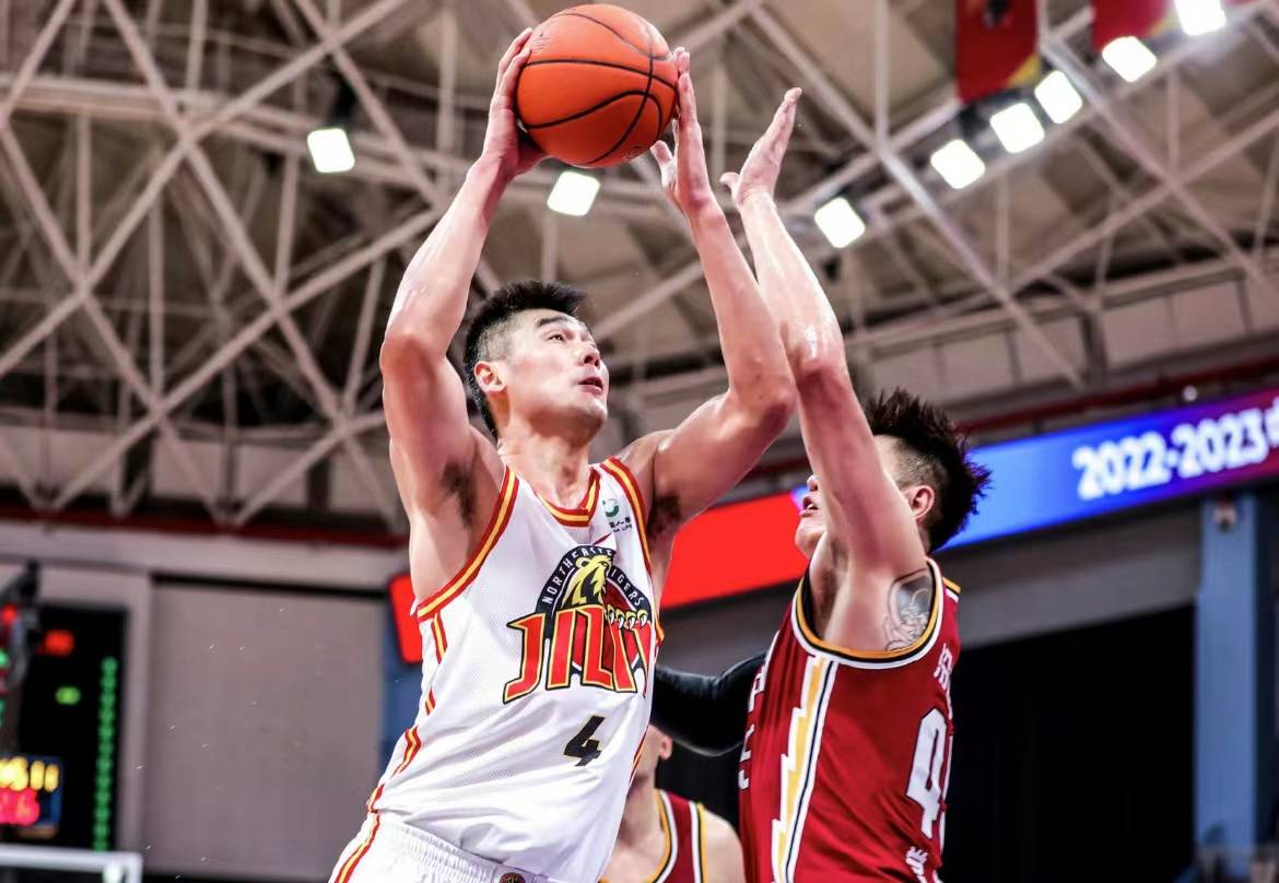 关于甘肃男篮客场大胜，稳固联赛前十位置的信息