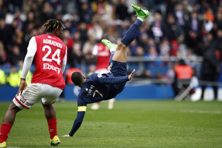 杏彩体育-法甲联赛竞争激烈，夺冠热门频现