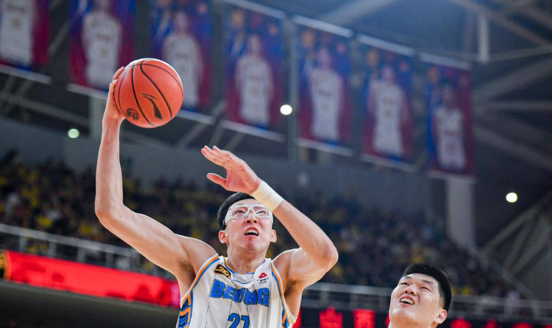 比赛关键时刻，球员发挥关键作用