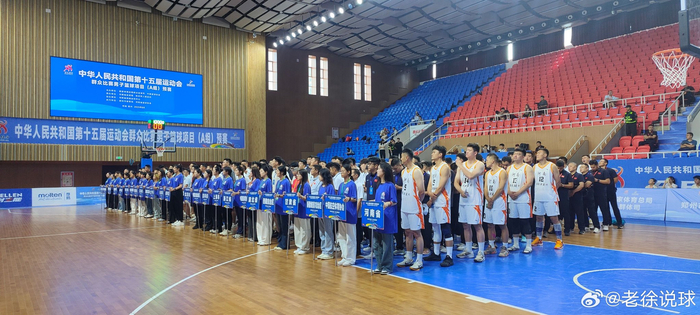 山东男篮在主场赢得比赛，全队合力