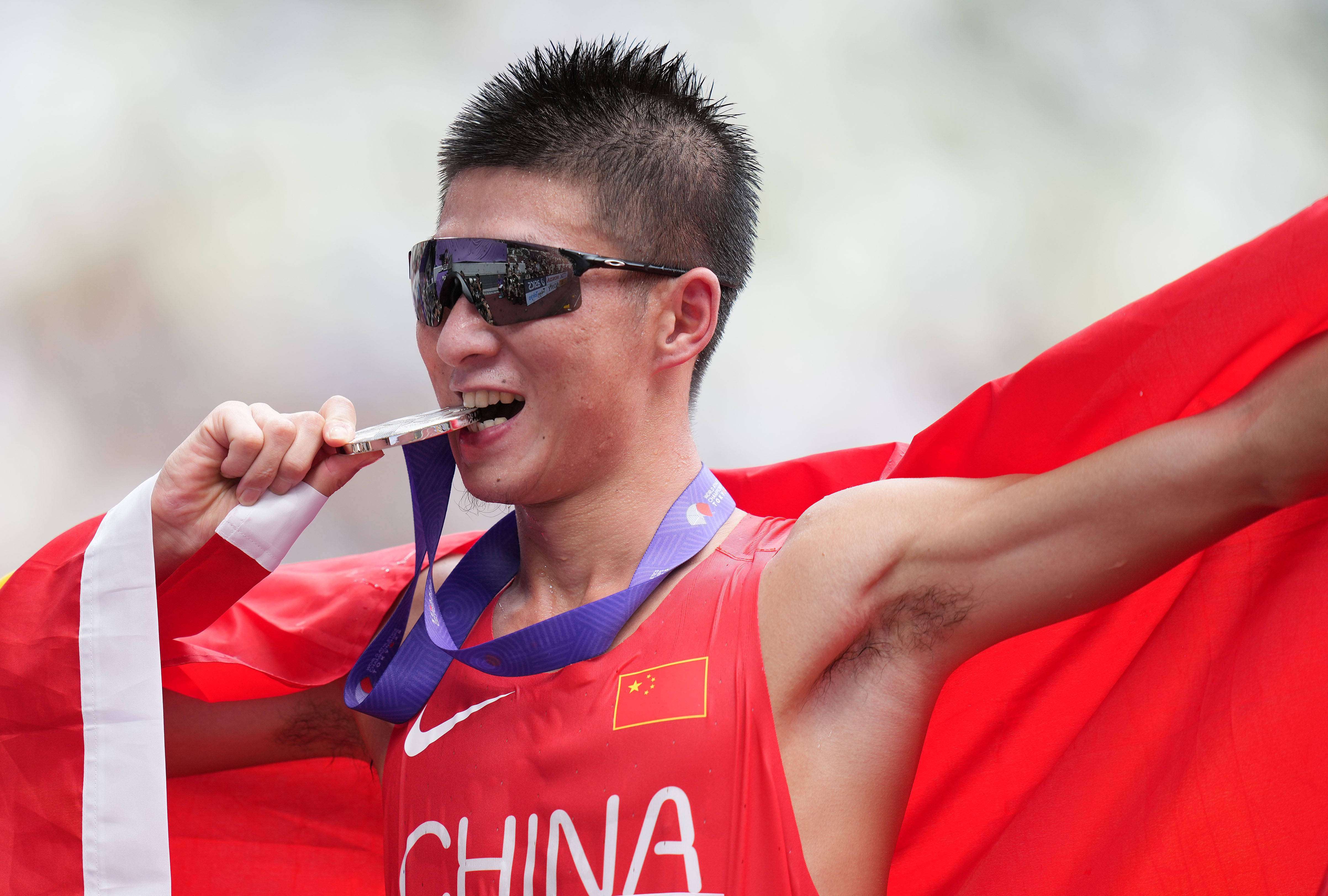 包含巴哈马田径选手勇夺银牌，表现抢眼的词条