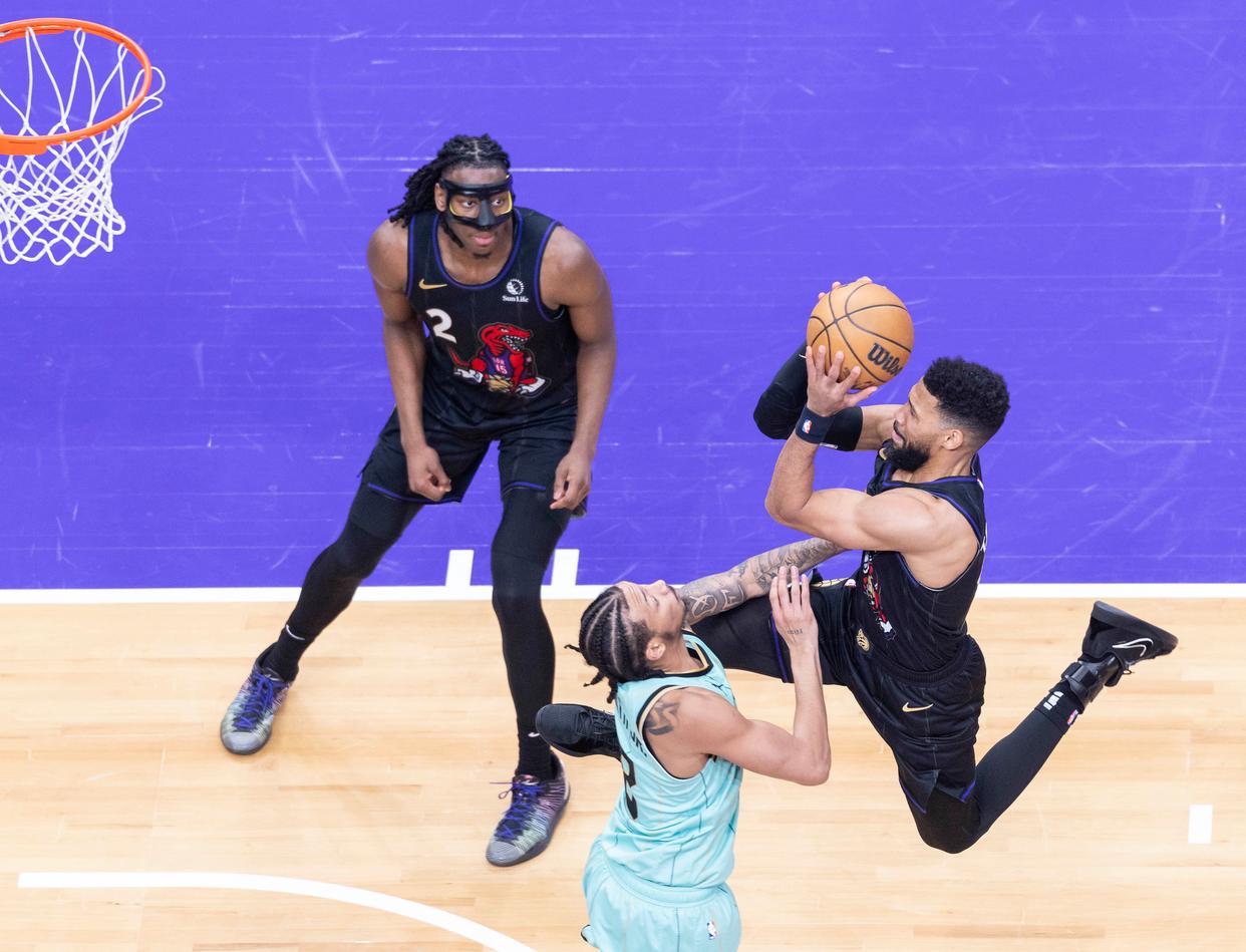 猛龙联手签下大牌球员，备战季后赛的简单介绍