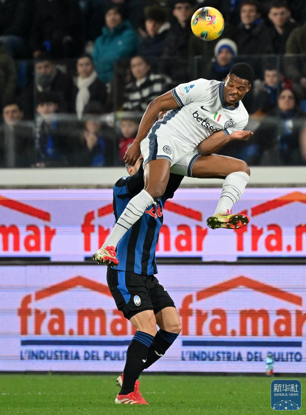 亚特兰大客场击败AC米兰，赢得关键胜利