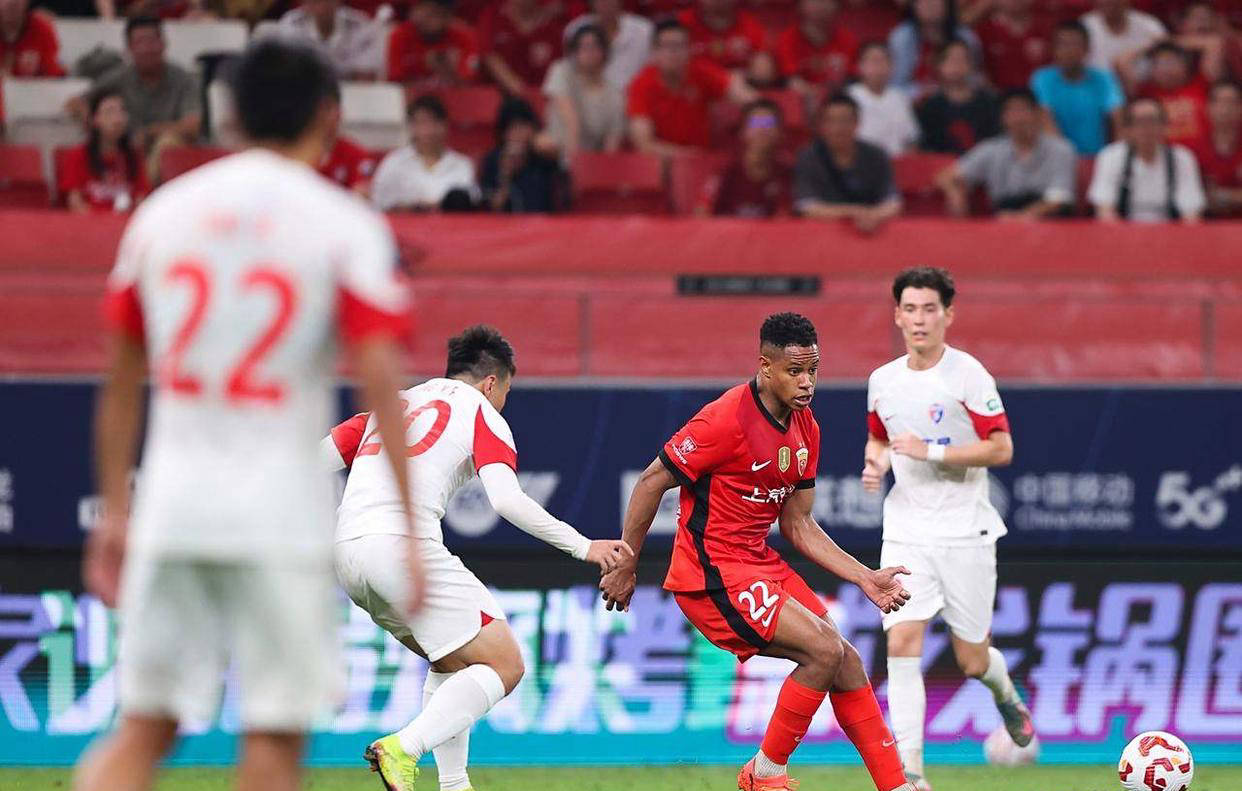 包含上港备战下轮比赛，主帅豪言取胜的词条